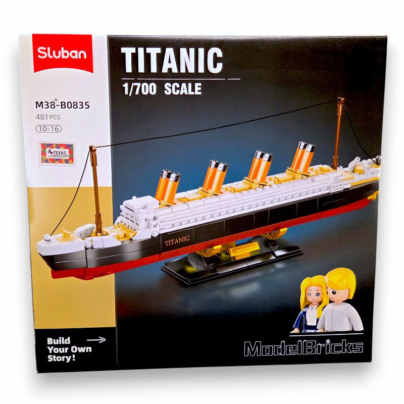 Front of Titanic block kit box with two block figurines.