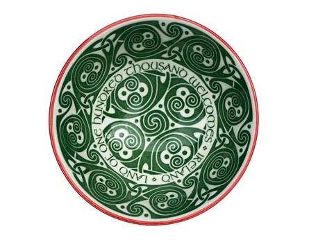 The interior bottom of the bowl says "Ireland: Land of one hundred thousand welcomes" between the swirling green Celtic knots