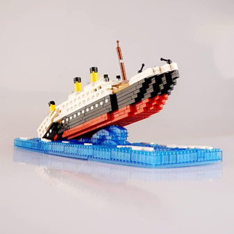 The Titanic from the stern of the ship as she sinks below the waves, water splashing up along the bottom. The water in this block kit is made from clear blue bricks.