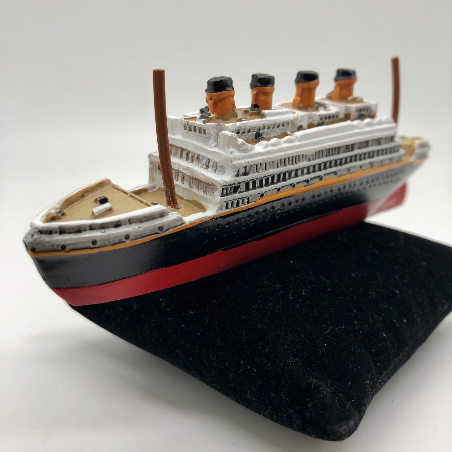 Titanic Mini Figurine